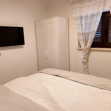 Apartament S Dvije Spavace Sobe